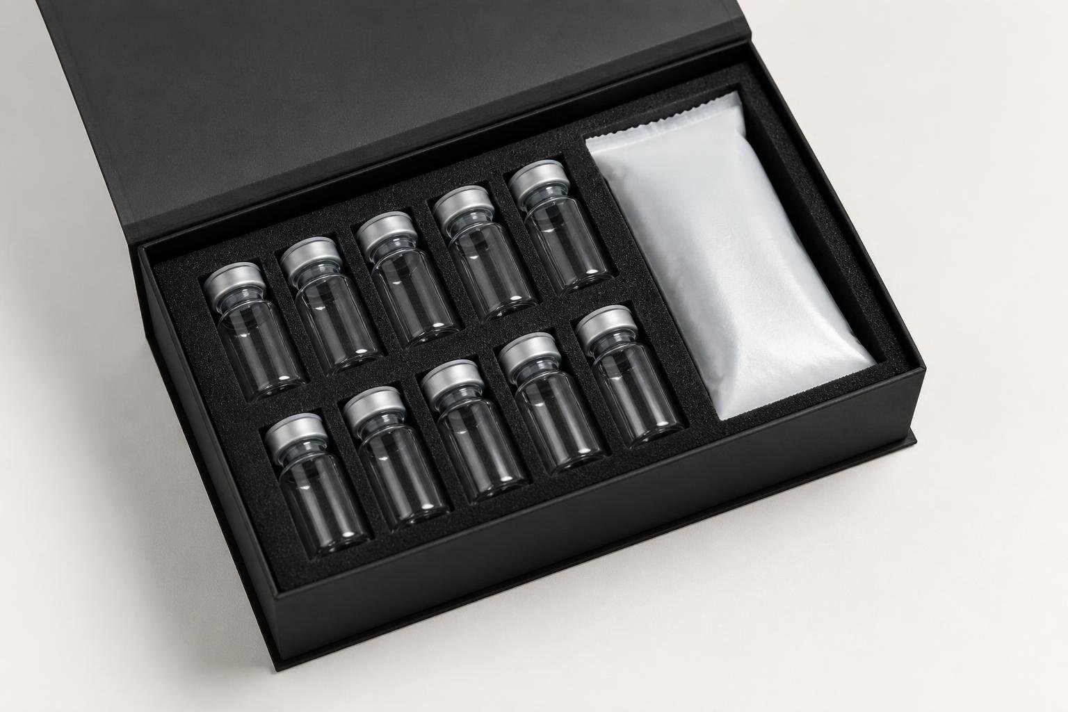Caixa premium com frascos e bolsa térmica sendo preparada para envio